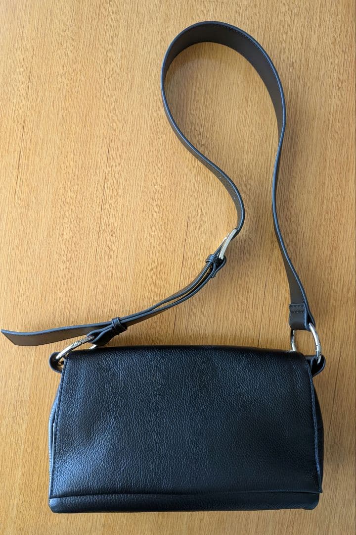 BEARDSLEY ビアズリー　レザーボディバッグ　ブラック