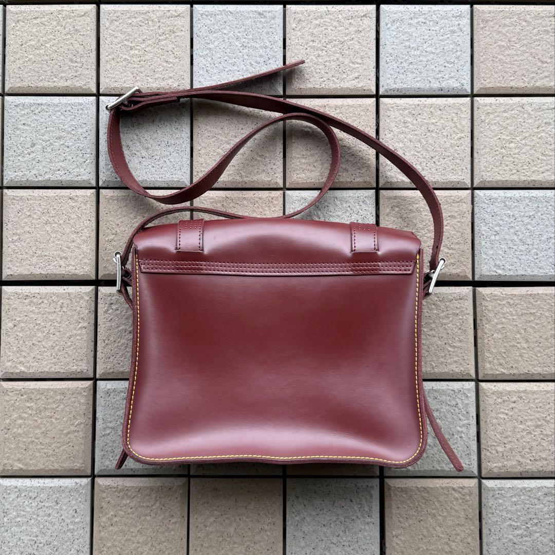 ドクターマーチン 11インチ レザー サッチェルバッグ チェリーレッド