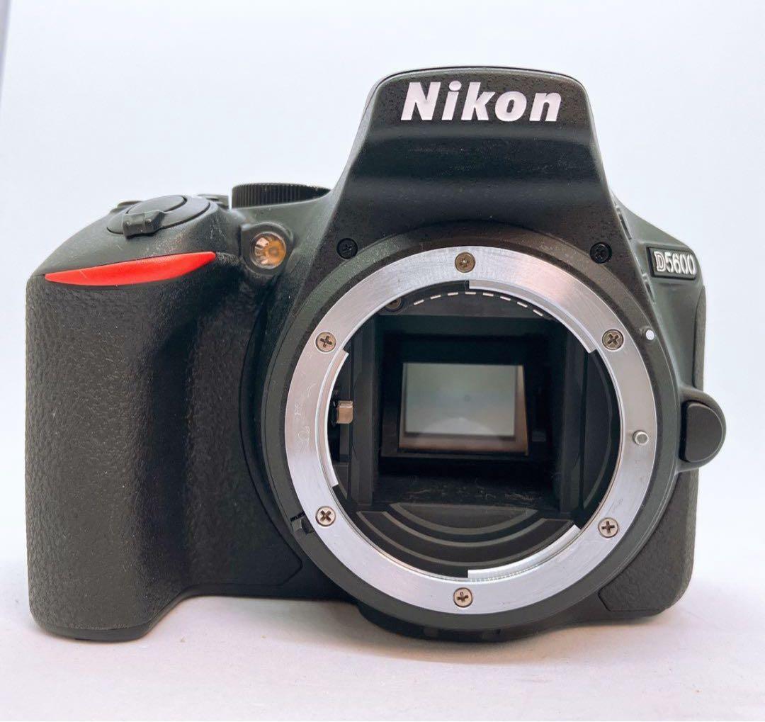 ニコン　D5600 デジタル一眼レフカメラ ダブルズームキットシャッター枚少なめ