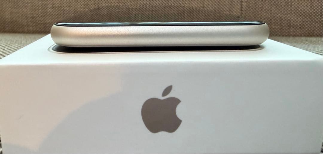 iPhone SE 3 スターライト 白色 64GB （中古）　SIMロックなし