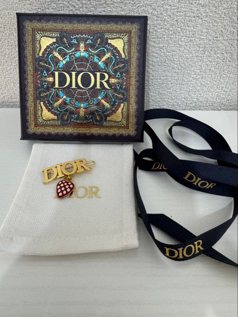 ディオール ヘアクリップ いちご dior
