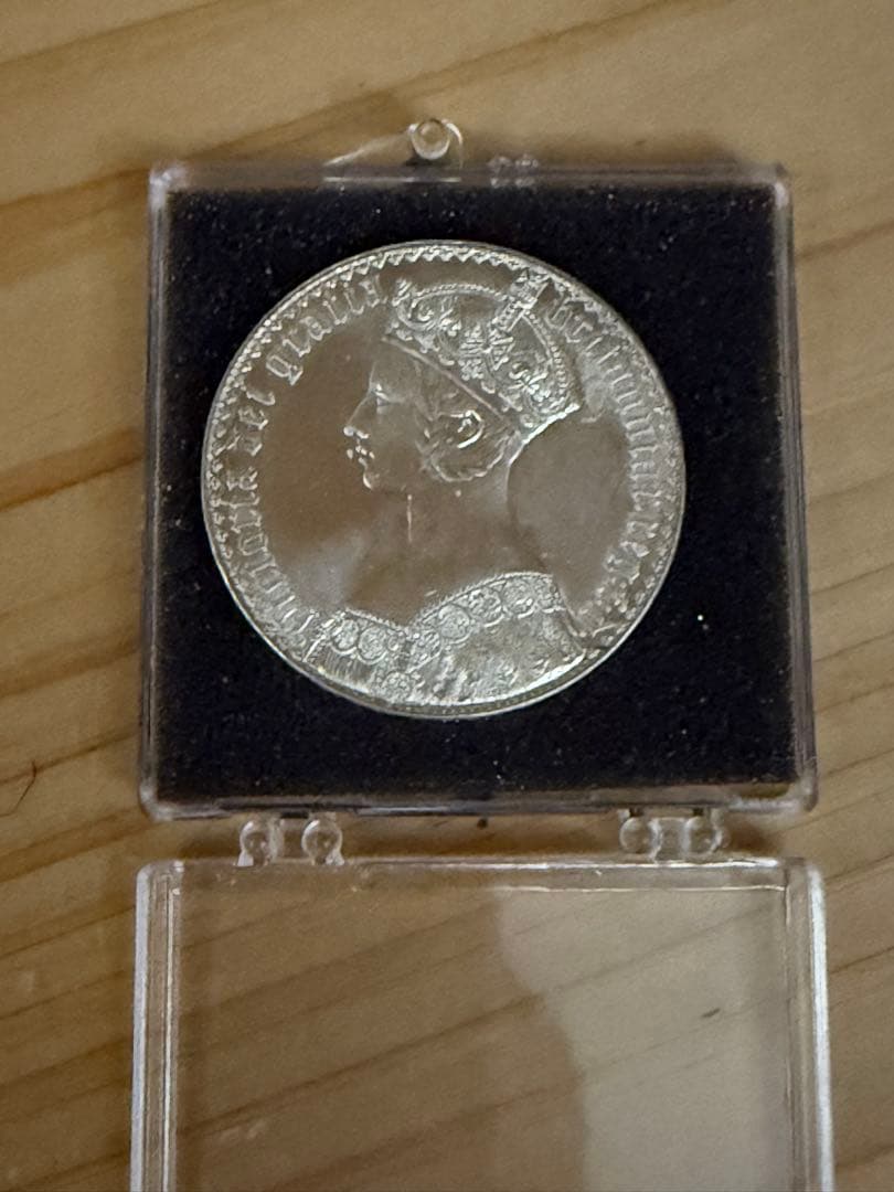 1847年イギリス　ゴシッククラウン　 28.24g 銀貨保証