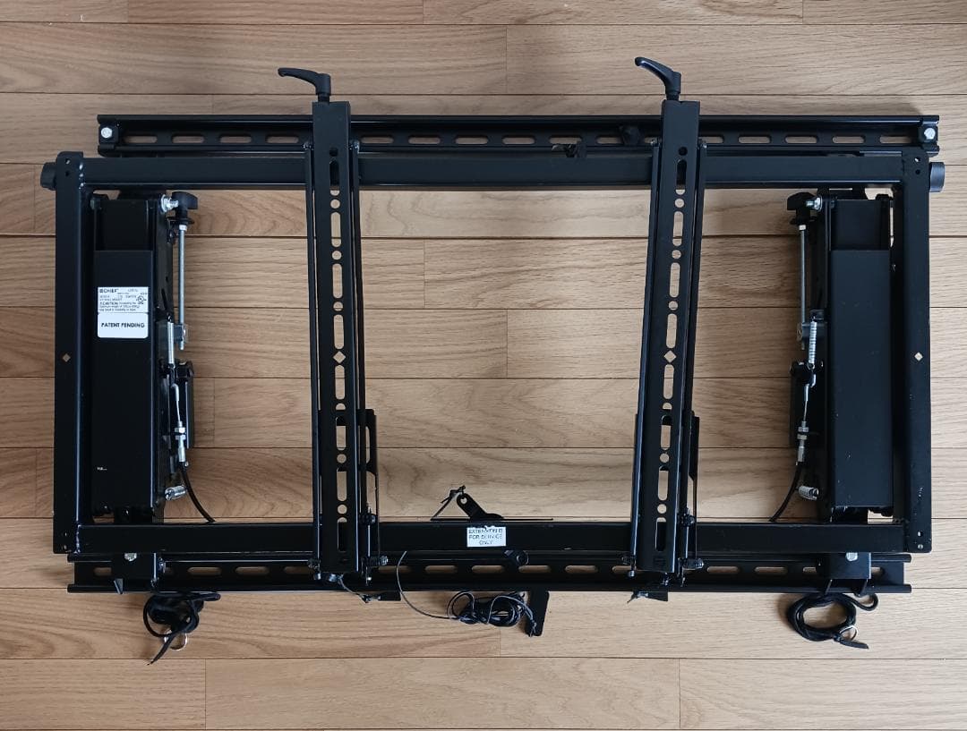 CHIEF ディスプレイマウント LVS1U 壁付タイプ　引出し機能付　横設置②