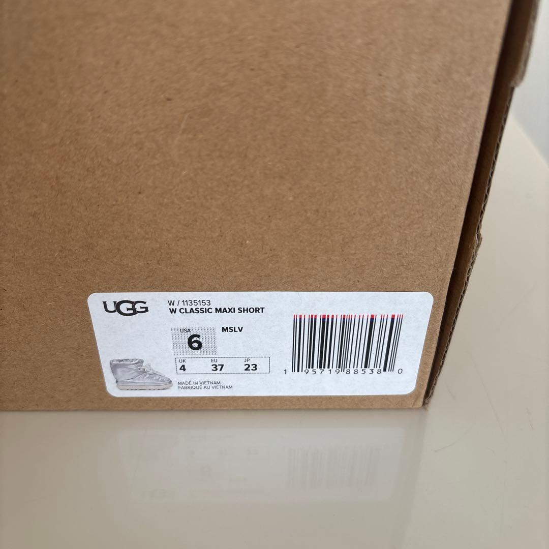 UGG シルバー　6W Classic Msxi Short23