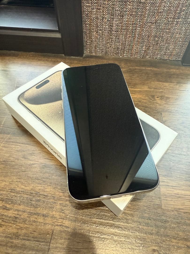 美品　iPhone 15 Pro max 256GB MU6R3J/A