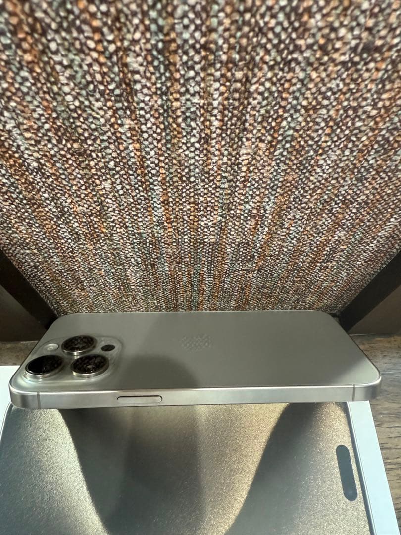 美品　iPhone 15 Pro max 256GB MU6R3J/A