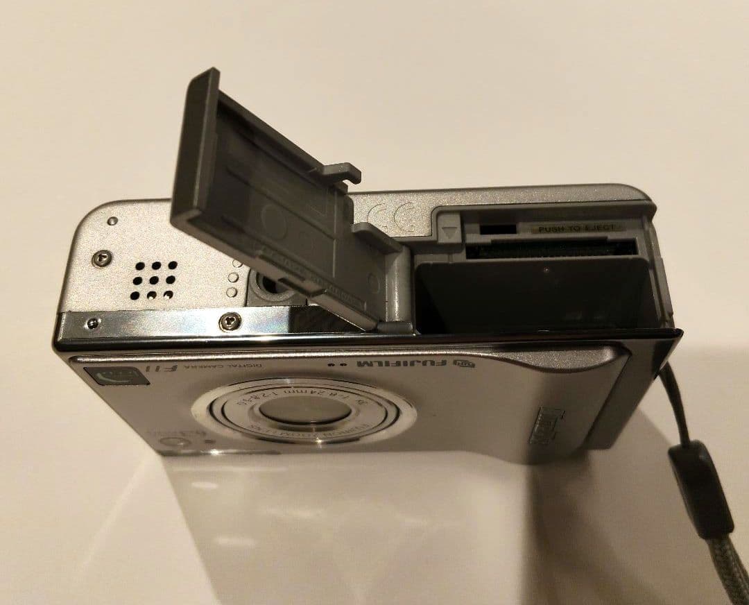 Fujifilm FinePix F11 6.3メガピクセル デジタルカメラ