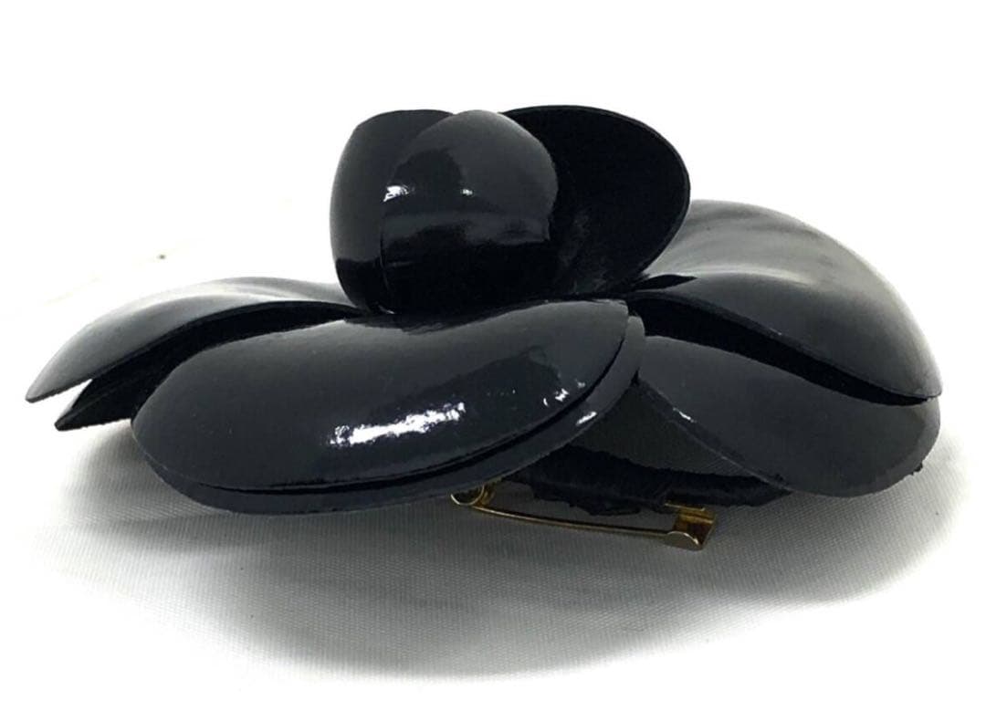 T01/156 CHANEL シャネル ブローチ カメリア CCマーク パテント