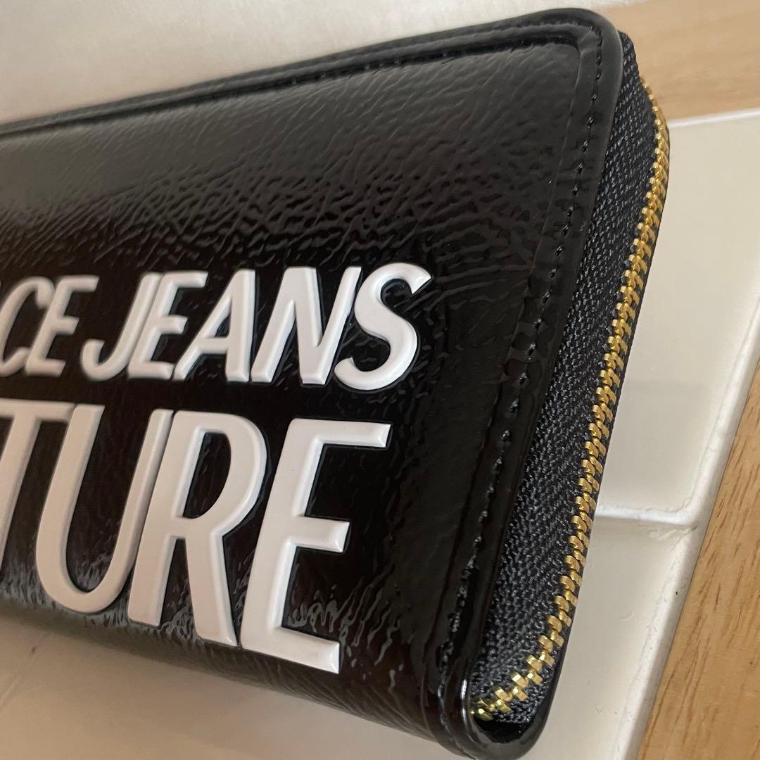 ヴェルサーチェジーンズクチュール ホワイト ロゴ ブラック 長財布