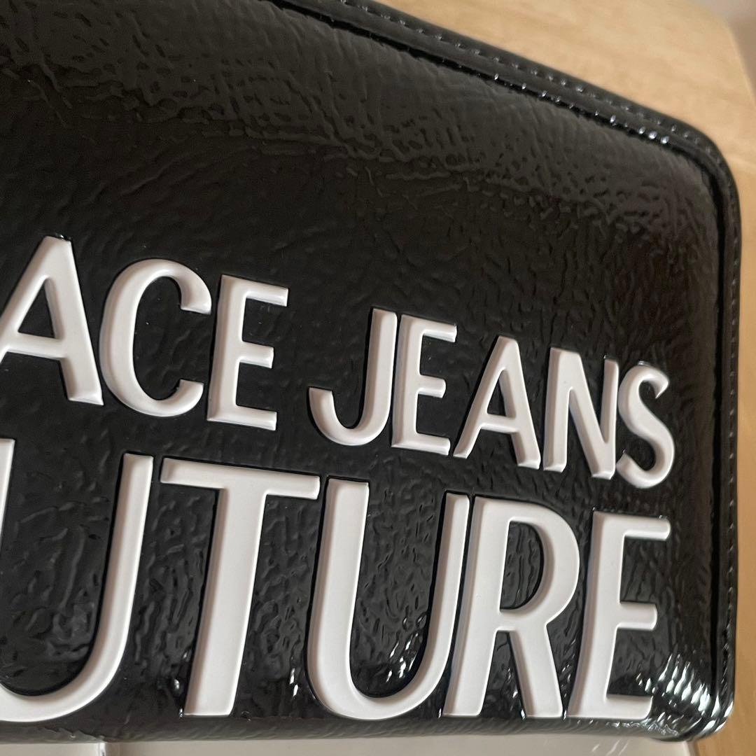 ヴェルサーチェジーンズクチュール ホワイト ロゴ ブラック 長財布