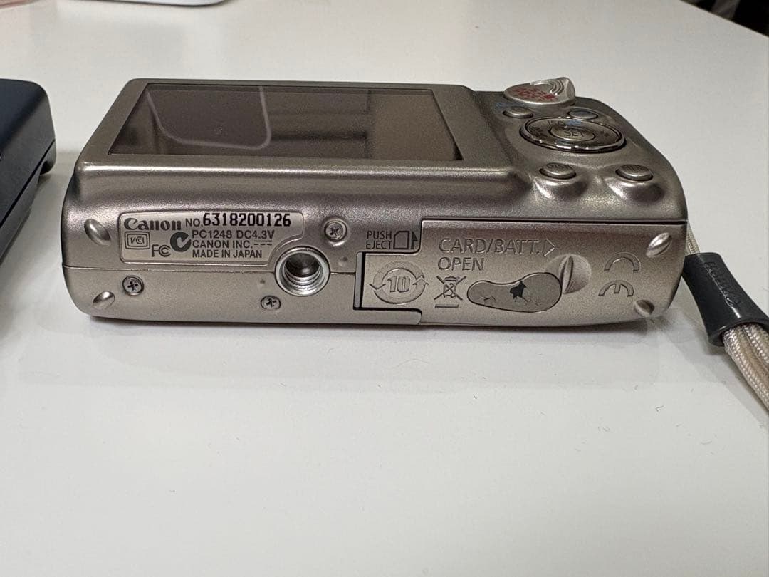 Canon IXY デジタルカメラと充電器セット