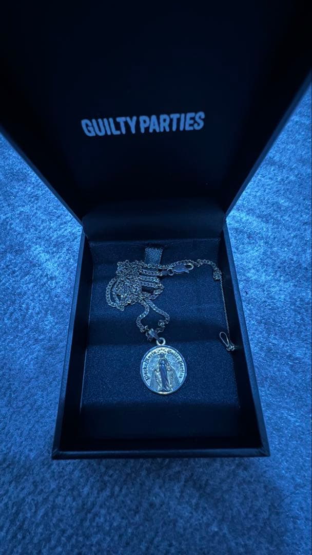 GUILTY PARTIES メダル型ネックレス
