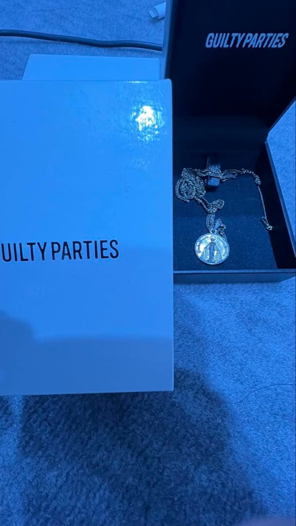 GUILTY PARTIES メダル型ネックレス