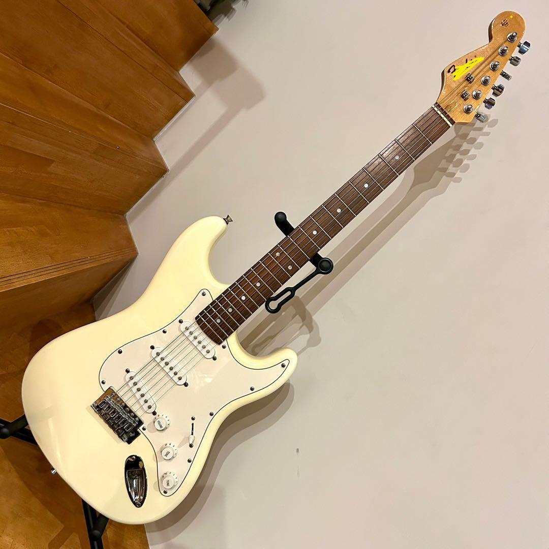 リヴァースヘッド　ストラトキャスタータイプ エレキギター　legend