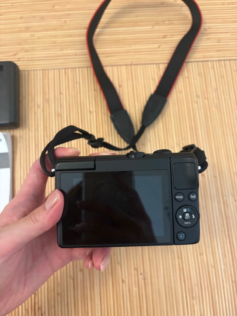 【美品】Canon EOS M100 ミラーレス一眼 ブラック レンズキット