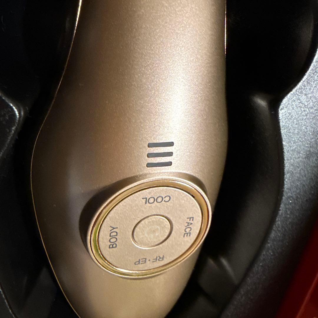 MEラボンエクラ 美顔器　　 美容家のIKKOさんプロデュース