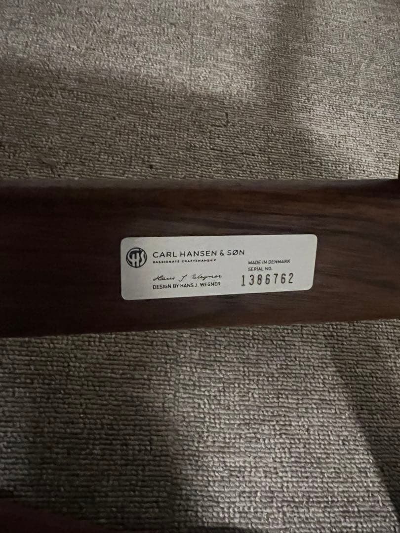 カール・ハンセン＆サン　CH22 ウォルナット（埋木：ウォルナット）