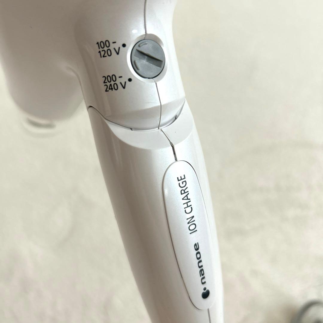 美品 ナノケア ヘアドライヤー 海外対応　EH-NA5A-W C2アダプター付き
