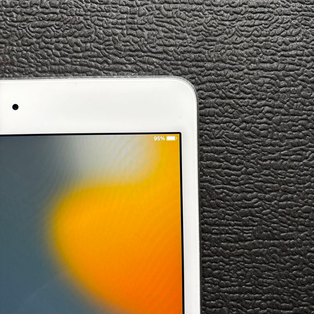 iPad mini 4 本体 、ACアダプタ、Lightningケーブルセット