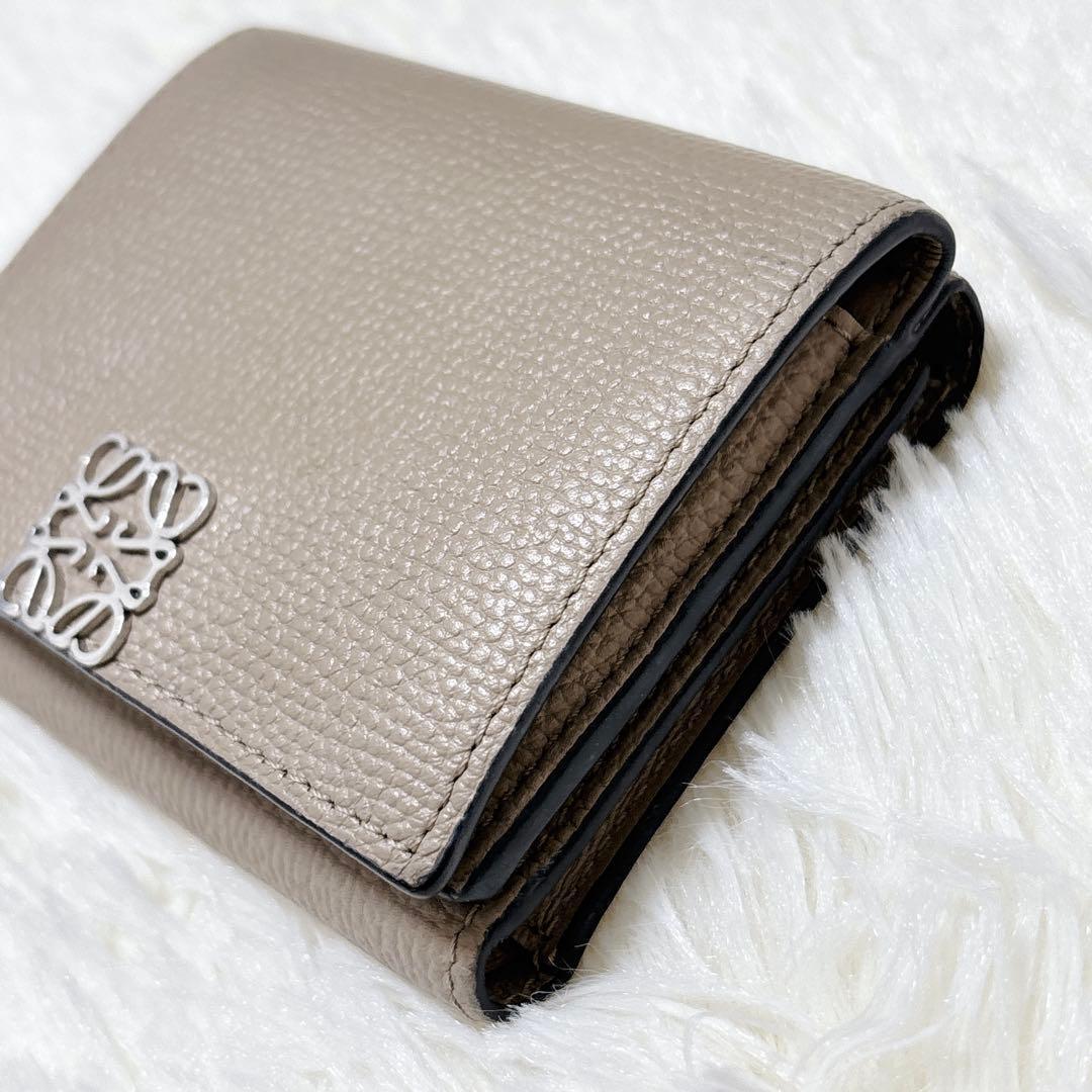 人気カラー✨LOEWE アナグラム トライフォールド ウォレット 三つ折り財布