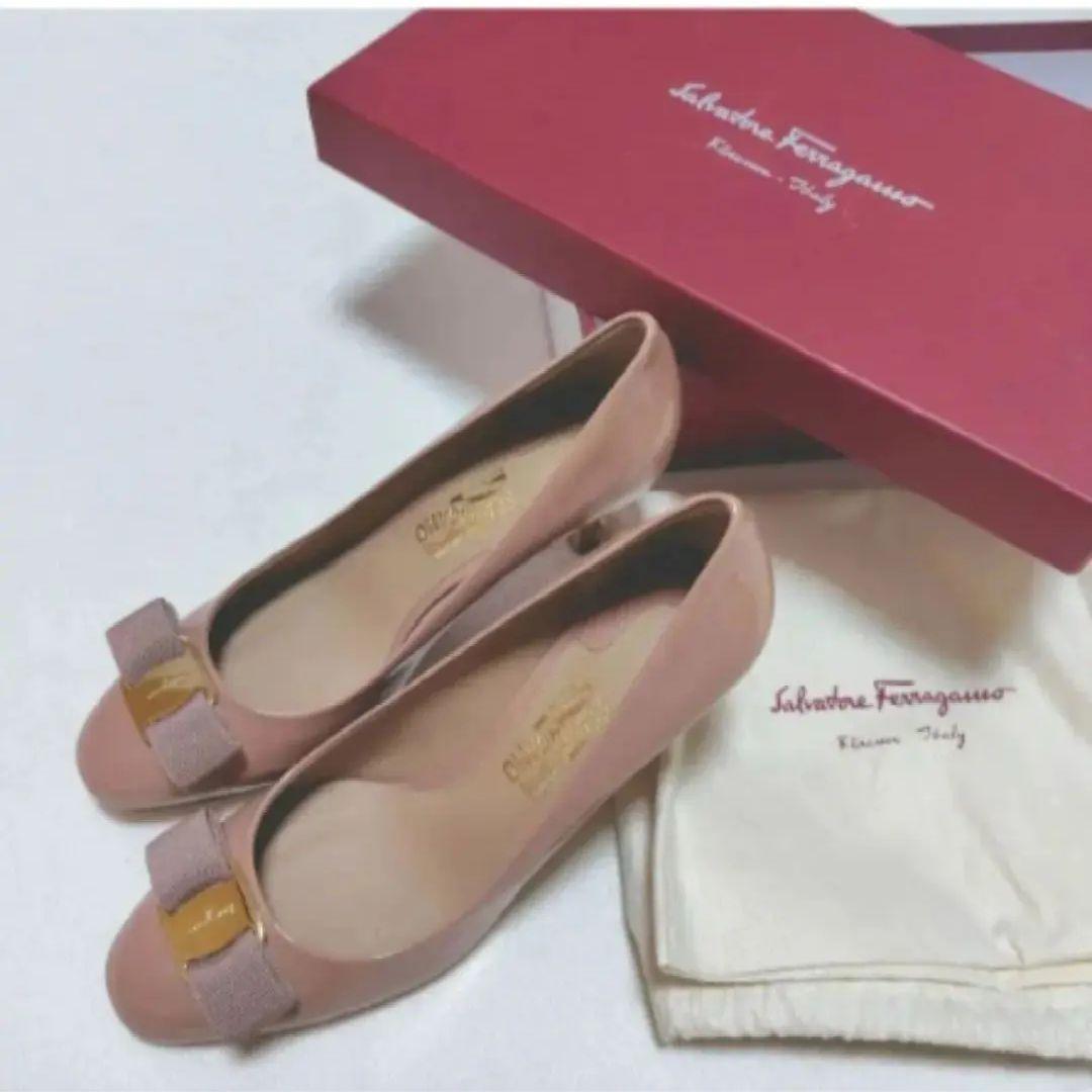 新品!フェラガモ ヴァラリボン 7cmヒールパンプス エナメル 箱袋あり24cm