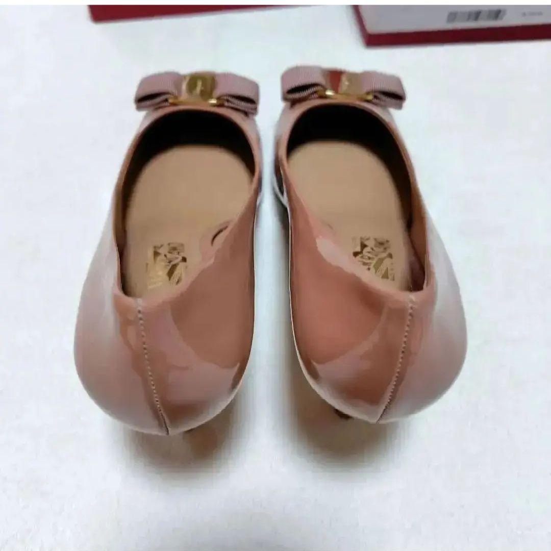 新品!フェラガモ ヴァラリボン 7cmヒールパンプス エナメル 箱袋あり24cm