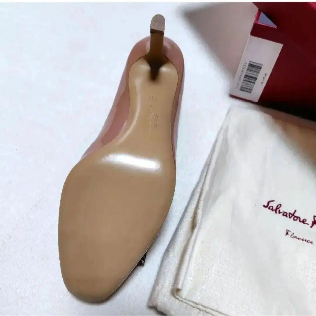 新品!フェラガモ ヴァラリボン 7cmヒールパンプス エナメル 箱袋あり24cm