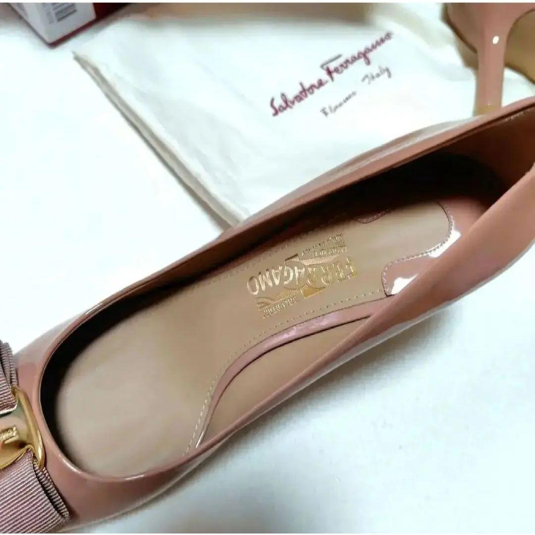 新品!フェラガモ ヴァラリボン 7cmヒールパンプス エナメル 箱袋あり24cm