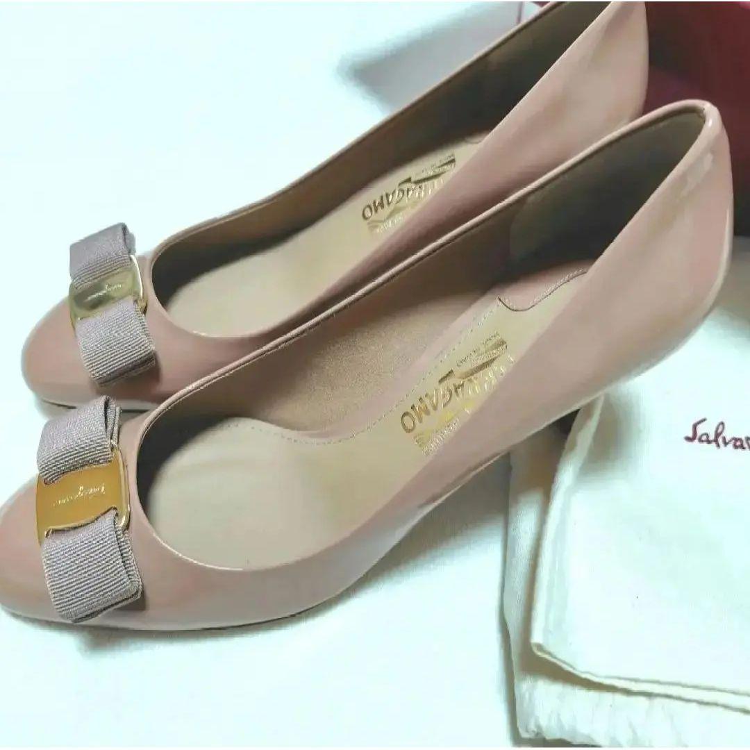 新品!フェラガモ ヴァラリボン 7cmヒールパンプス エナメル 箱袋あり24cm