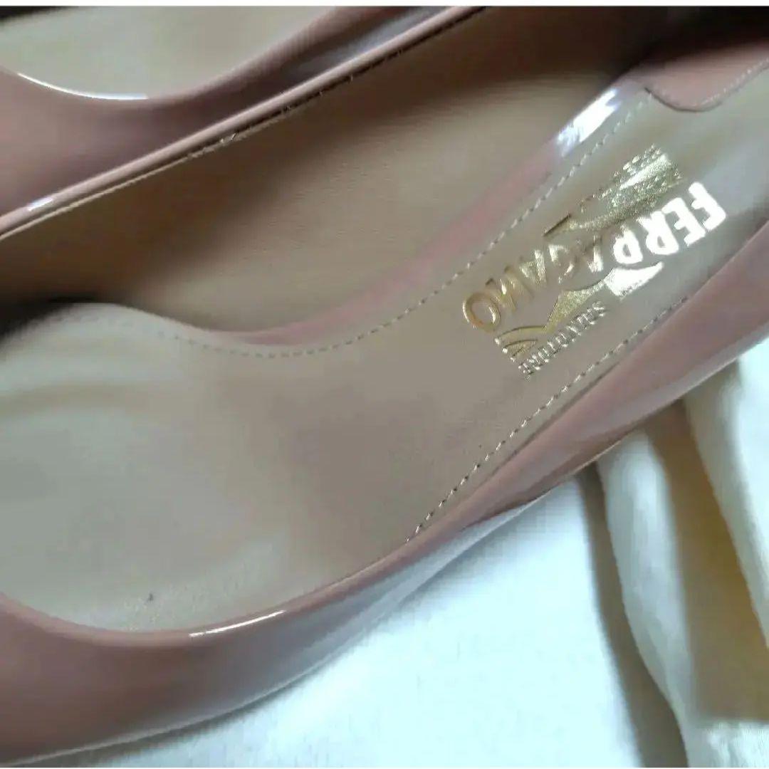 新品!フェラガモ ヴァラリボン 7cmヒールパンプス エナメル 箱袋あり24cm