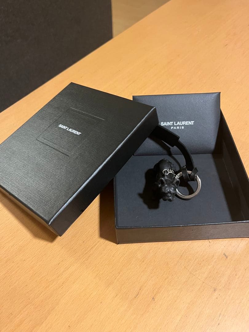 SAINT LAURENT 犬型キーホルダー
