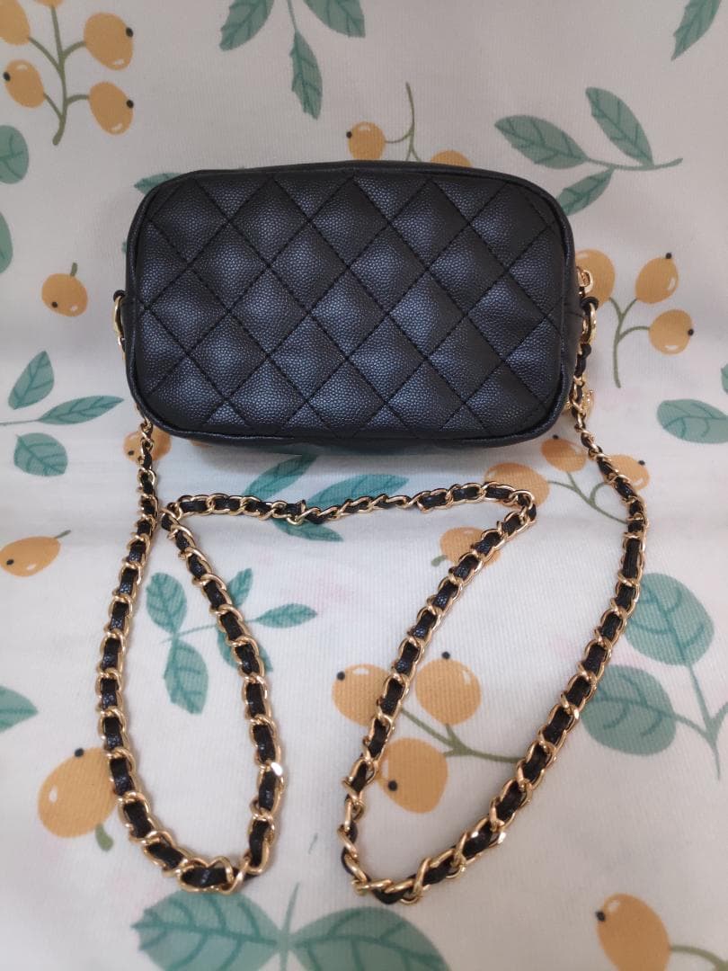 キルティングショルダーバッグ ポーチ型　チャーム付き　黒