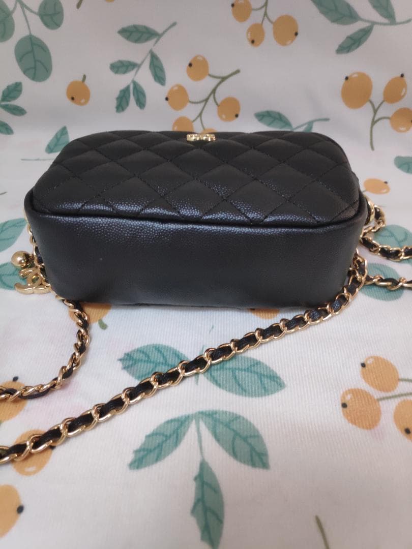 キルティングショルダーバッグ ポーチ型　チャーム付き　黒