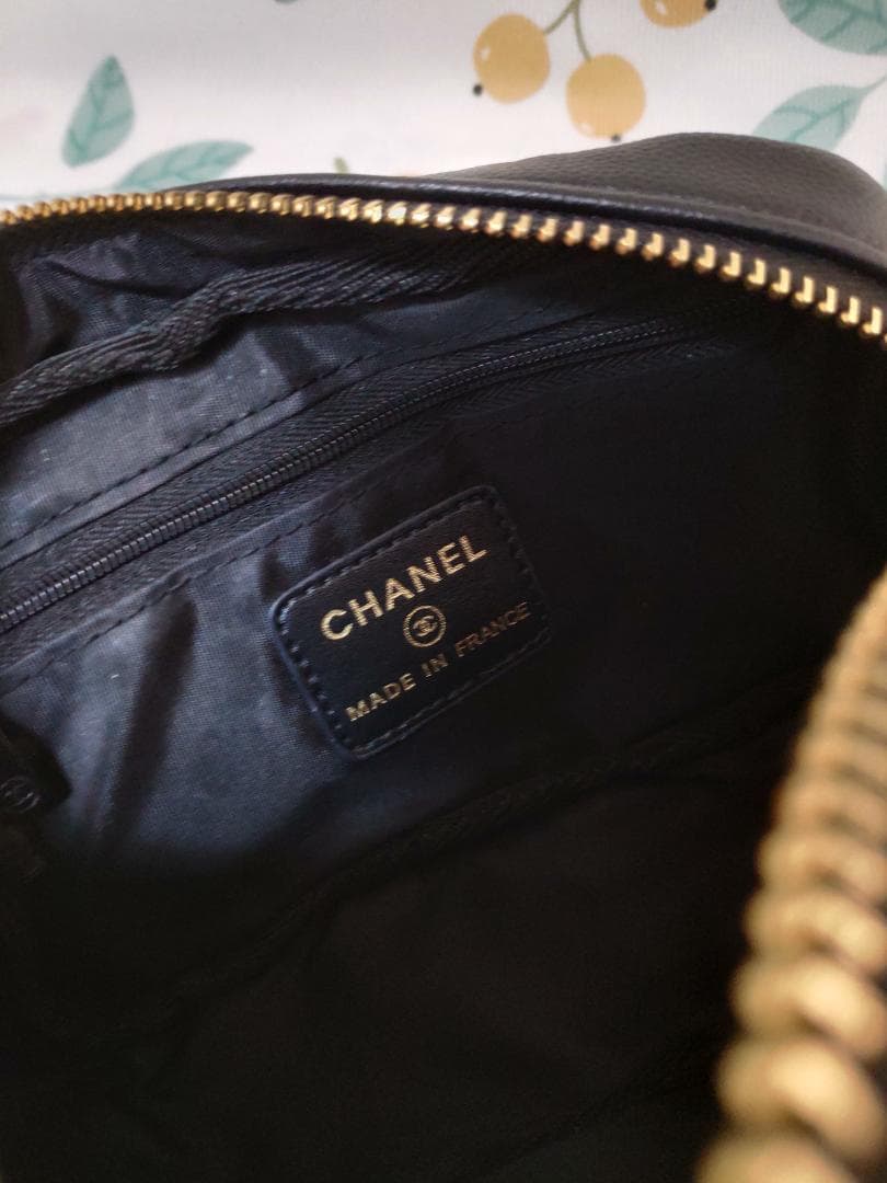 キルティングショルダーバッグ ポーチ型　チャーム付き　黒