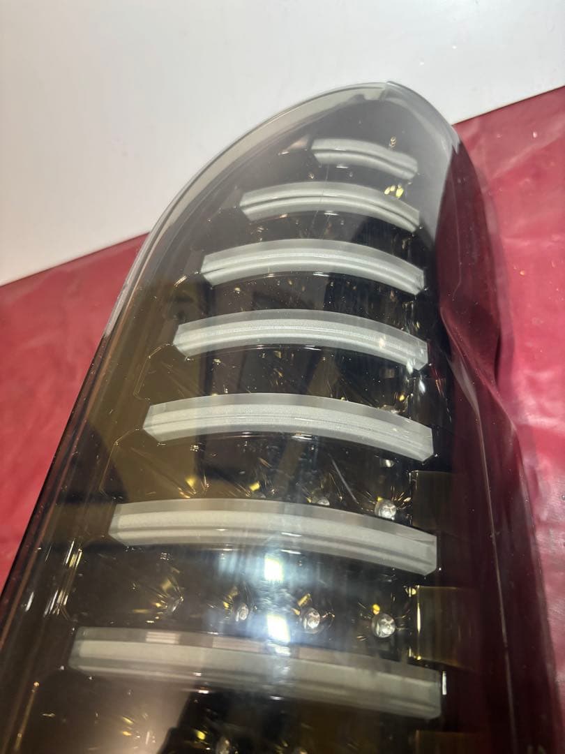 値下げしました　ハイエース200系 LED テールランプ 中古品セット　ジャンク