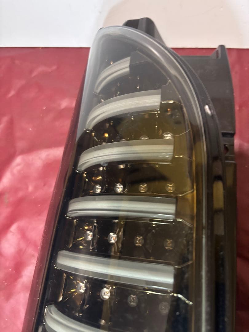 値下げしました　ハイエース200系 LED テールランプ 中古品セット　ジャンク