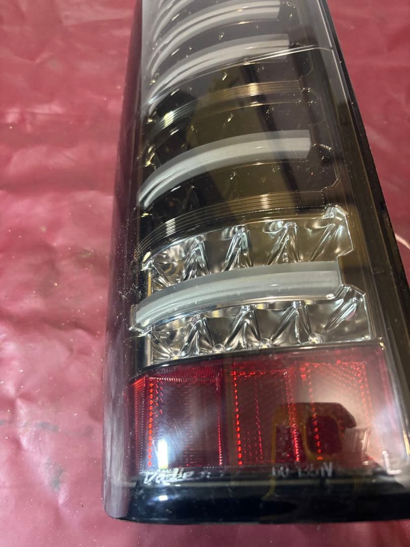 値下げしました　ハイエース200系 LED テールランプ 中古品セット　ジャンク
