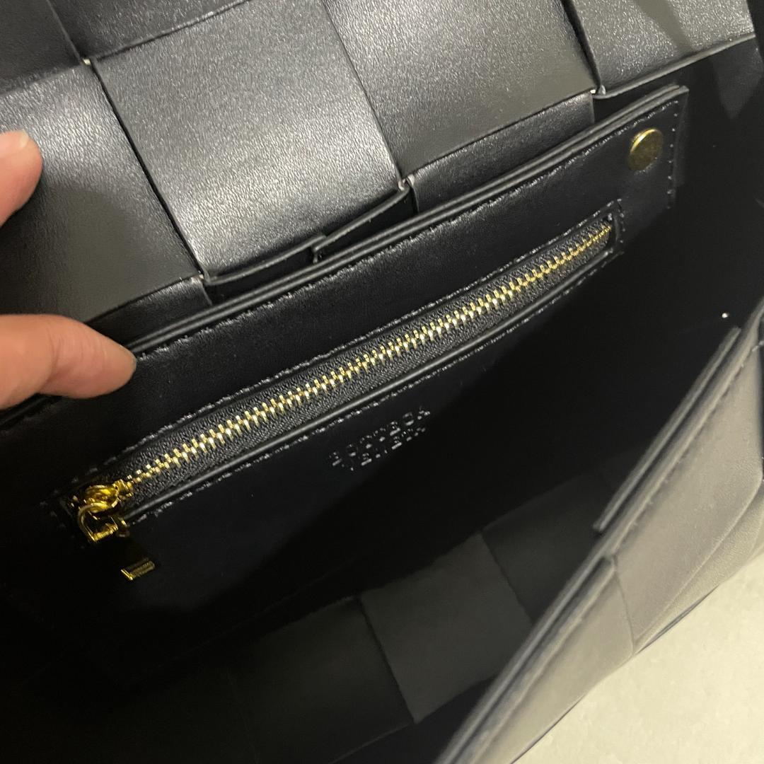 極美品✨男女兼用　ショルダーバッグ　編み込みデザイン　ブラック実写画像