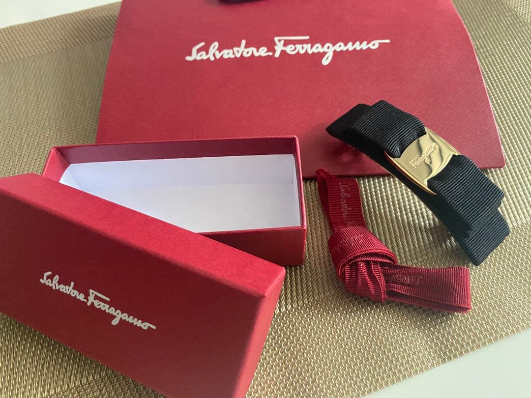 サルヴァトーレフェラガモ　バレッタ　黒×ゴールド