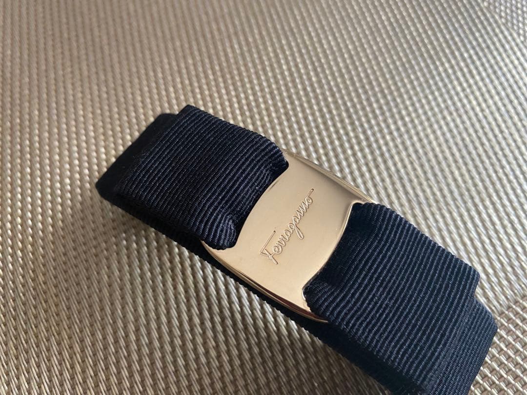 サルヴァトーレフェラガモ　バレッタ　黒×ゴールド