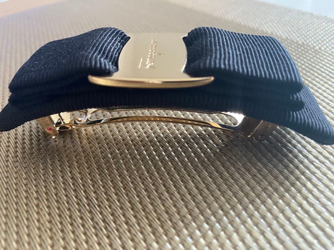 サルヴァトーレフェラガモ　バレッタ　黒×ゴールド