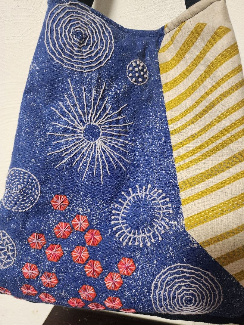 ♡新作　刺し子が個性的で素敵な三角トードバッグ　センソユニコ慈雨等