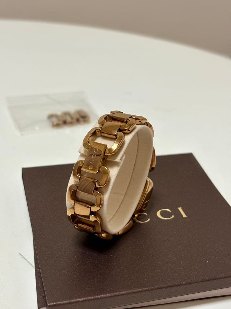 ピンクの猫ページ・GUCCI ゴールド クォーツ腕時計