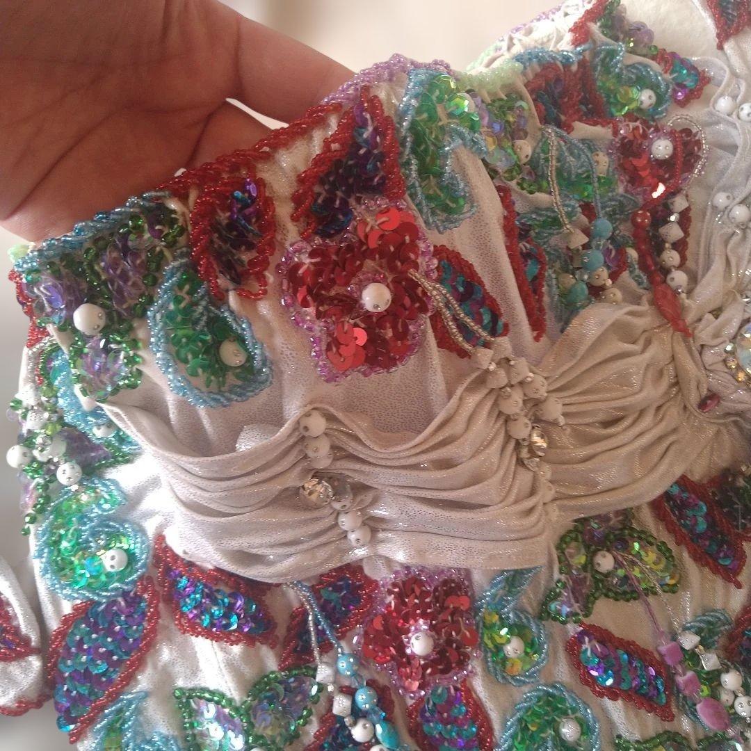 【ラプンツェル様】ベリーダンス衣装　中古　セット　白地に赤、青　多色ビーズ刺繍