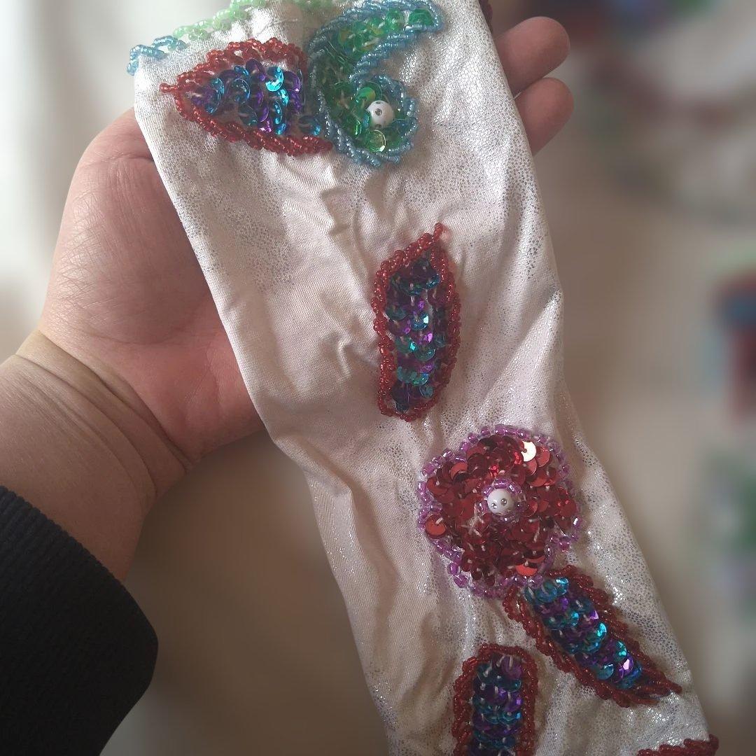 【ラプンツェル様】ベリーダンス衣装　中古　セット　白地に赤、青　多色ビーズ刺繍