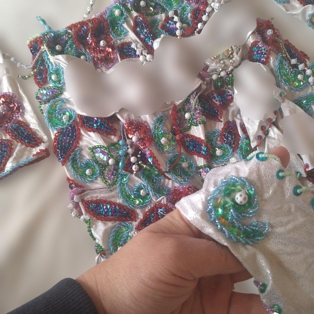 【ラプンツェル様】ベリーダンス衣装　中古　セット　白地に赤、青　多色ビーズ刺繍