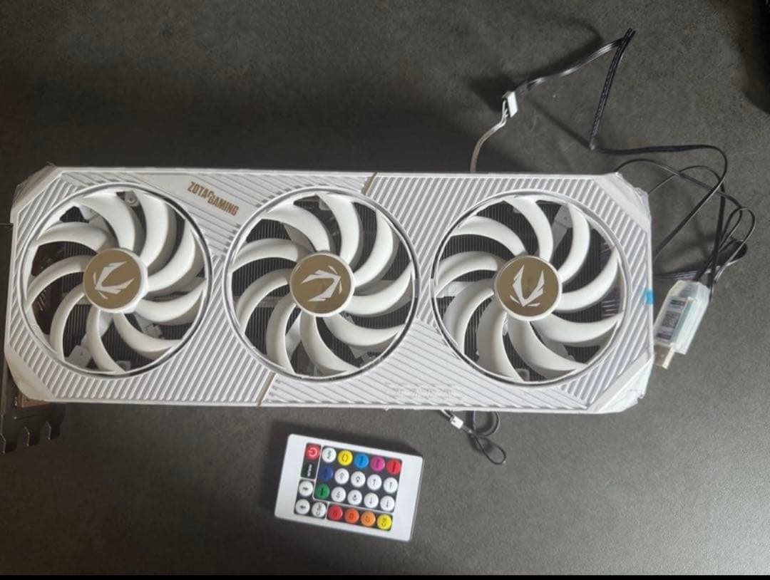 RTX 5090 ZOTAC 白 インテリア APP操作／音に反応