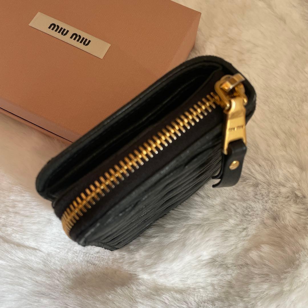 MIU MIU ミュウミュウ　二つ折財布　ブラック　NERO