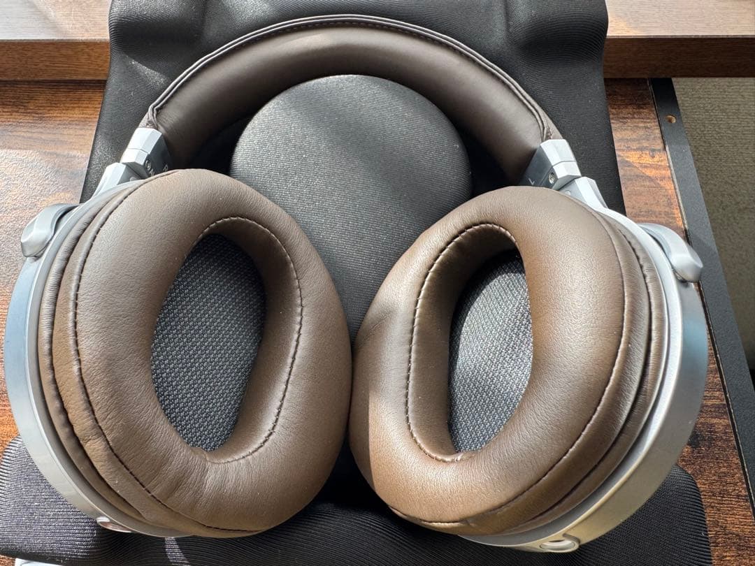 ブルースドッグ ★美品★DENON AH-D5200 密閉型ヘッドホン