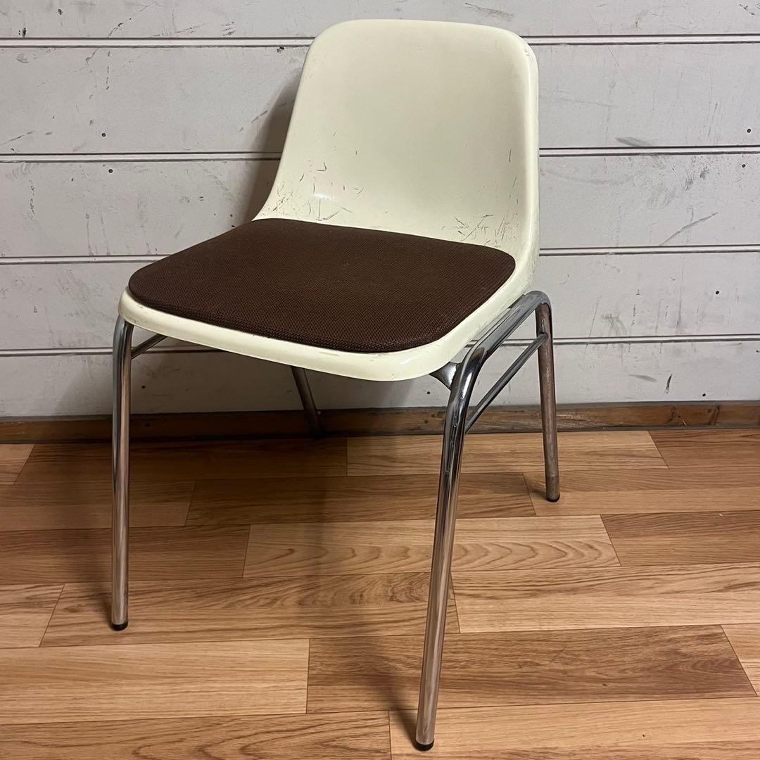 スタッキングチェア　KOKUYO ホワイト　1/2